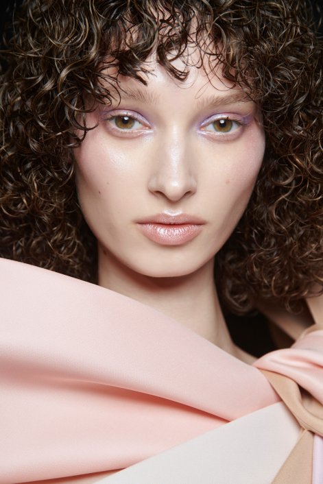 cool-toned-makeup-modny-makijaż-zima-2026-Viktor e Rolf HC bks F23 038