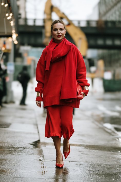 modne-stylizacje-ze-swetrem-na-zimę-2026-trendy-15