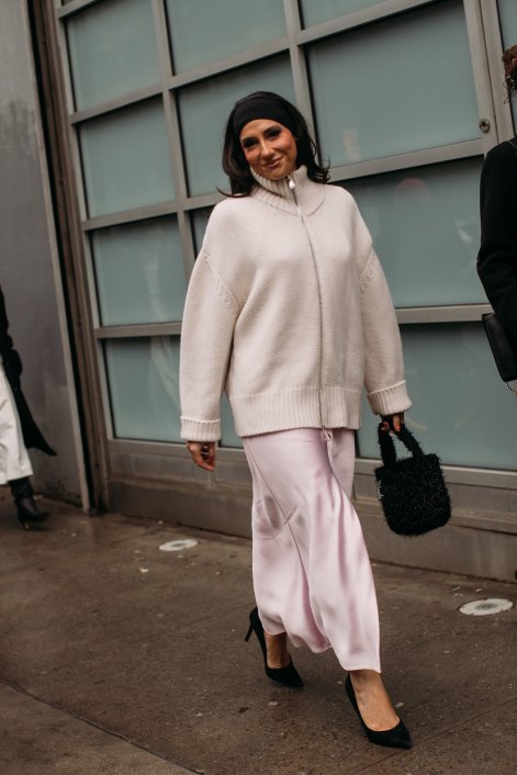 modne-stylizacje-ze-swetrem-na-zimę-2026-trendy-16