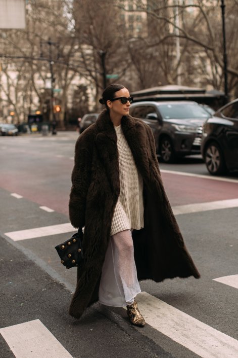 modne-stylizacje-ze-swetrem-na-zimę-2026-trendy-19
