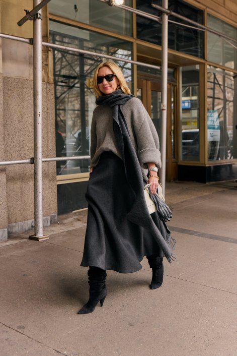 modne-stylizacje-ze-swetrem-na-zimę-2026-trendy-23