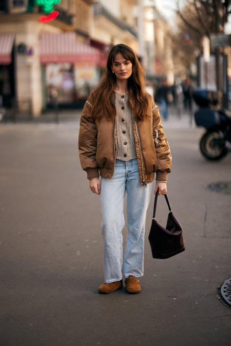 modne-stylizacje-ze-swetrem-na-zimę-2026-trendy-31