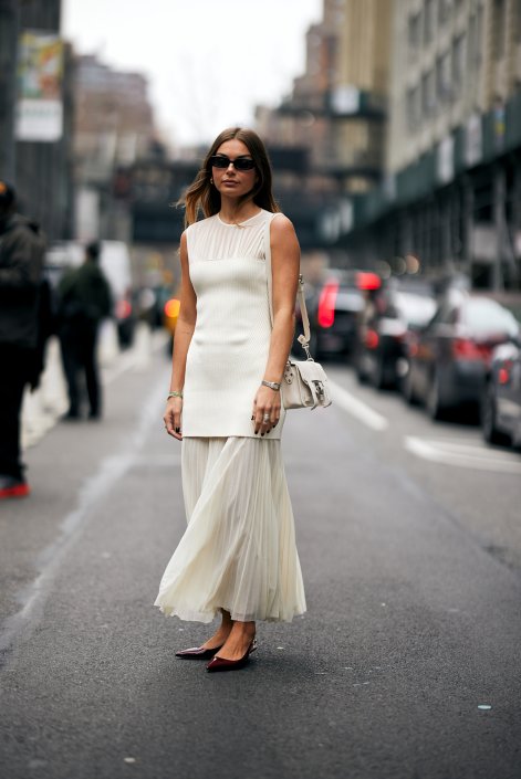 sukienki-z-obniżoną-talia-trendy-moda-2026-stylizacje-New York str F24 0526