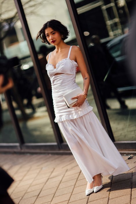 sukienki-z-obniżoną-talia-trendy-moda-2026-stylizacje-New York str F24 1777