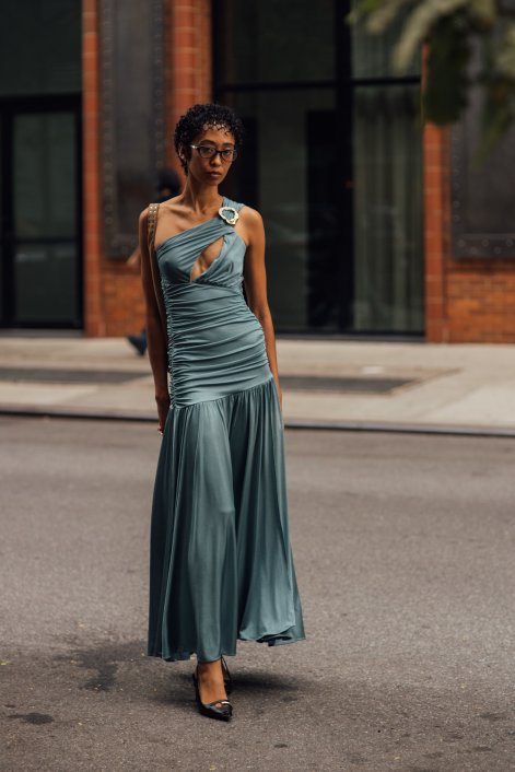 sukienki-z-obniżoną-talia-trendy-moda-2026-stylizacje-New York str S26 1961