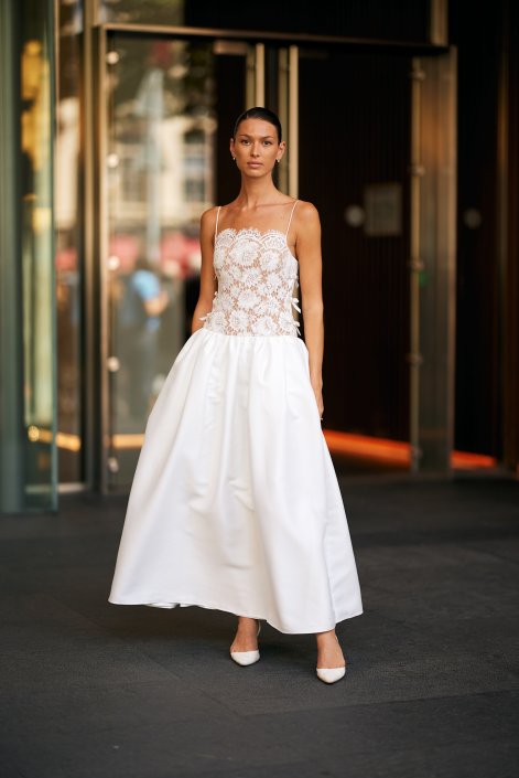 sukienki-z-obniżoną-talia-trendy-moda-2026-stylizacje-Paris HC str F25 1134