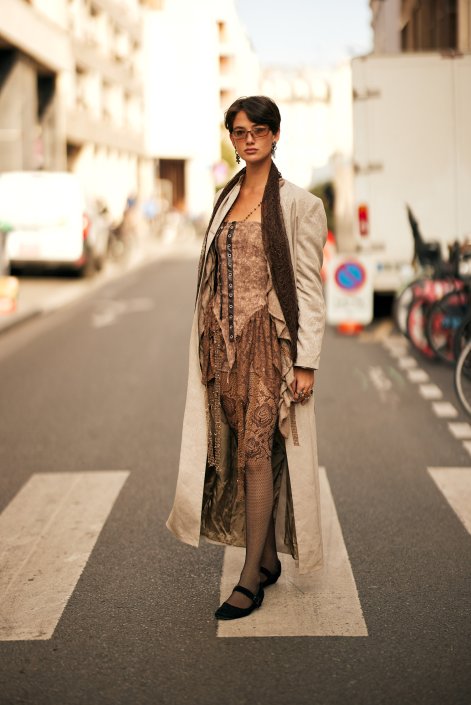 sukienki-z-obniżoną-talia-trendy-moda-2026-stylizacje-Paris str S26 0895