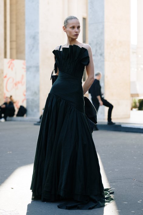 sukienki-z-obniżoną-talia-trendy-moda-2026-stylizacje-Paris str S26 2878