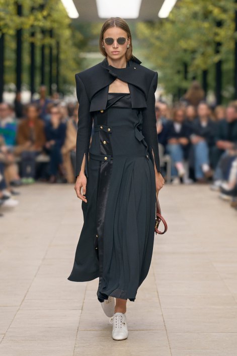 sukienki-z-obniżoną-talią-trendy-2026-Celine PO S26 011