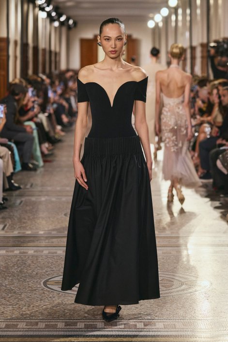 sukienki-z-obniżoną-talią-trendy-2026-Hobeika PO S26 014