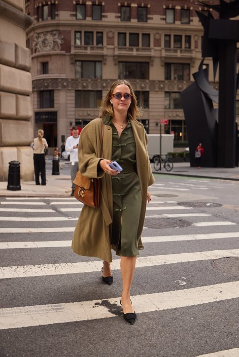 khaki-coded-trend-2026-modne-stylizacje-New York str S25 1130
