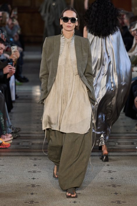 khaki-coded-trend-2026-Uma Wang S26 029