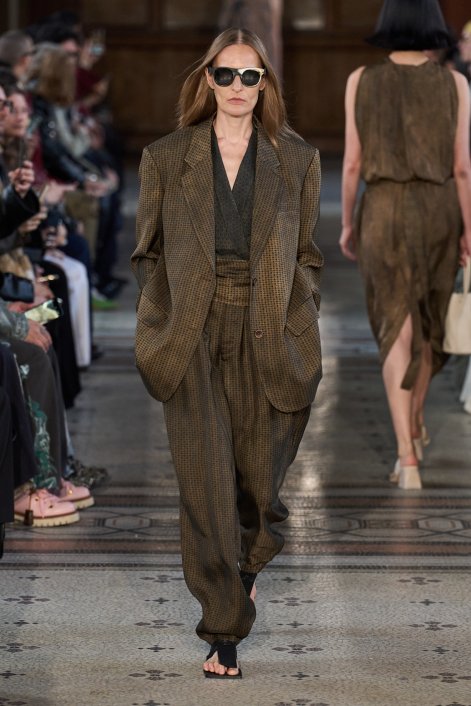 harem-pants-trendy-moda-wiosna-lato-2026-Uma Wang S26 016