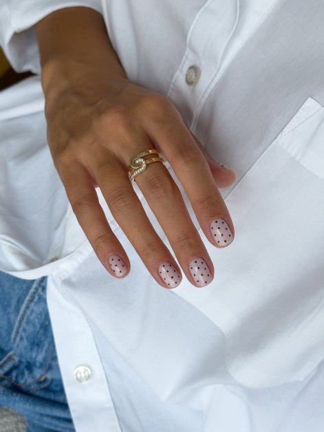 elegancki-manicure-z-delikatnym-zdobieniem-wiosna-lato-2026-inspiracje-20