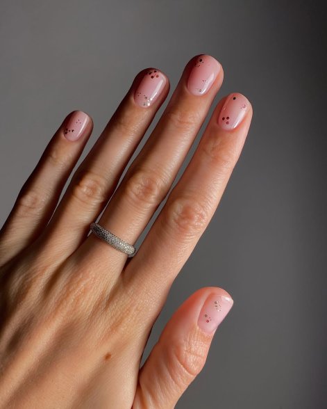 elegancki-manicure-z-delikatnym-zdobieniem-wiosna-lato-2026-inspiracje-22