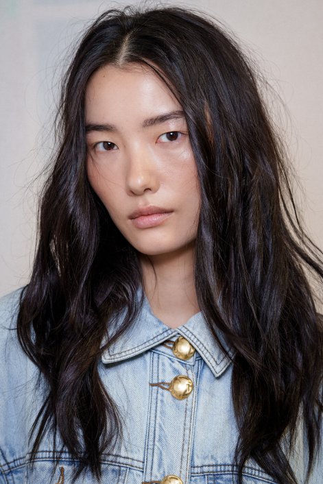 sad-blush-modny-makijaż-wiosna-2026-trendy-Aje bks S26 002