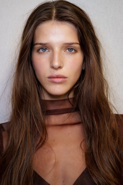 sad-blush-modny-makijaż-wiosna-2026-trendy-Aje bks S26 017