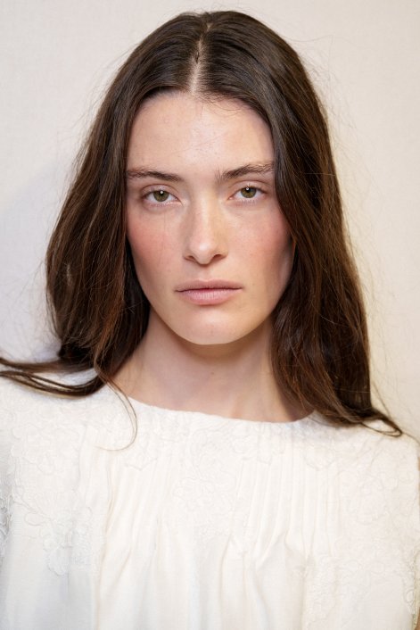 sad-blush-modny-makijaż-wiosna-2026-trendy-Aje bks S26 055