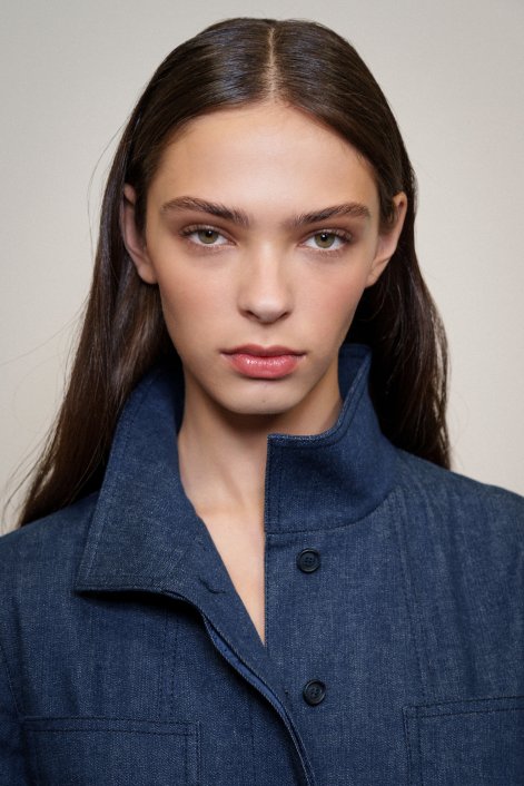 sad-blush-modny-makijaż-wiosna-2026-trendy-Akris bks S26 018