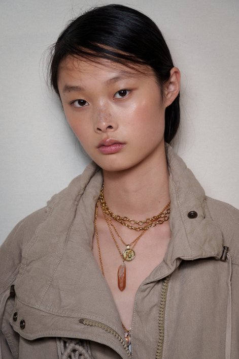 sad-blush-modny-makijaż-wiosna-2026-trendy-Balmain bks S26 017