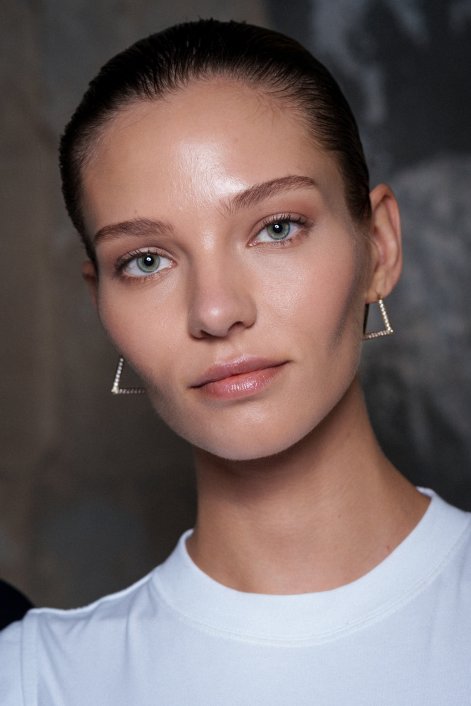 sad-blush-modny-makijaż-wiosna-2026-trendy-Vetements bks S26 010