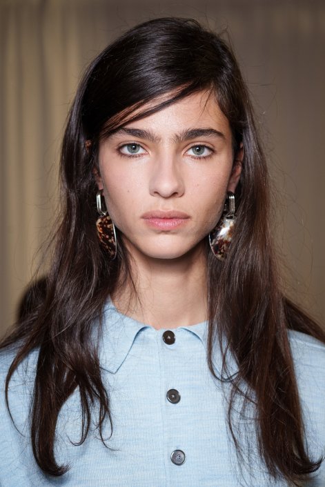 sad-blush-modny-makijaż-wiosna-2026-trendy-Tory Burch bks S26 003