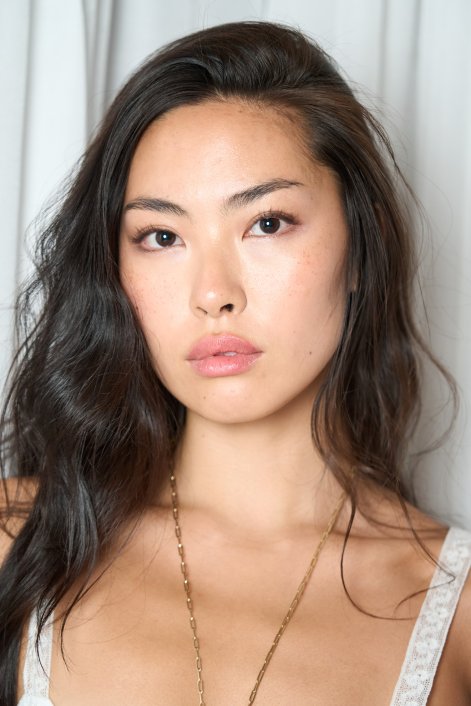 sad-blush-modny-makijaż-wiosna-2026-trendy-Loveshackfancy bks S26 013