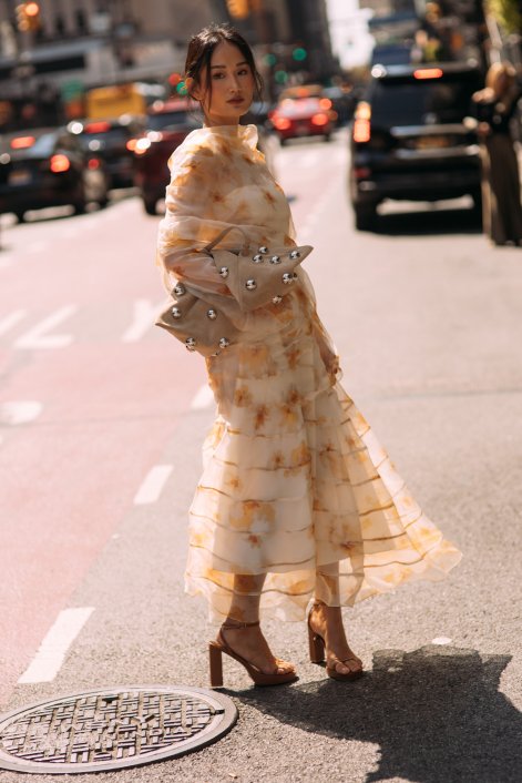 romantyczne-sukienki-trend-wiosna-lato-2026-stylizacje-New York str S26 0912