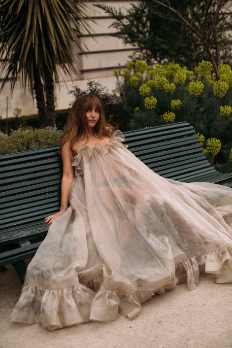 romantyczne-sukienki-trend-wiosna-lato-2026-stylizacje-Paris str F25 2434