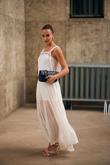 romantyczne-sukienki-trend-wiosna-lato-2026-stylizacje-Paris str S25 0965