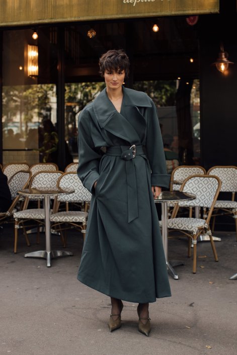 modne-trencze-wiosna-lato-2026-stylizacje-street-style-Paris str S26 1110