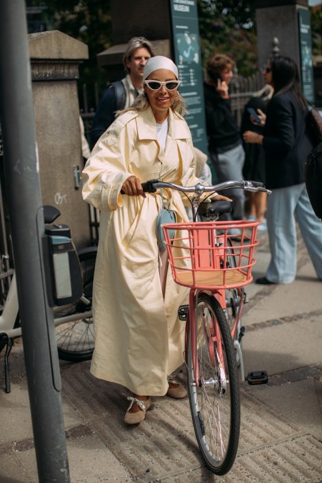 modne-trencze-wiosna-lato-2026-stylizacje-street-style-Copenhagen str S26 0172