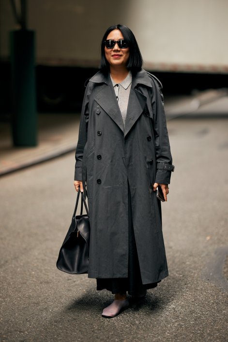 modne-trencze-wiosna-lato-2026-stylizacje-street-style-New York str S26 0762