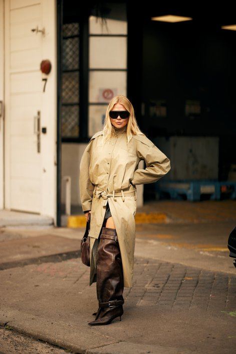 modne-trencze-wiosna-lato-2026-stylizacje-street-style-Paris str S26 0176