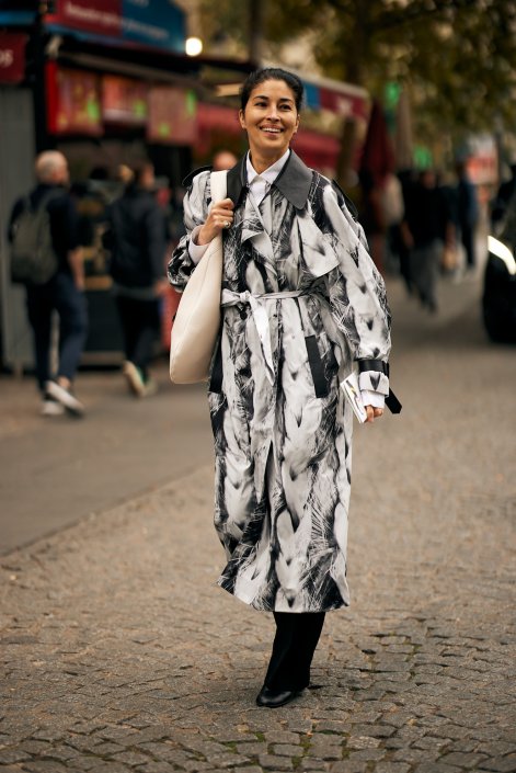modne-trencze-wiosna-lato-2026-stylizacje-street-style-Paris str S26 1438