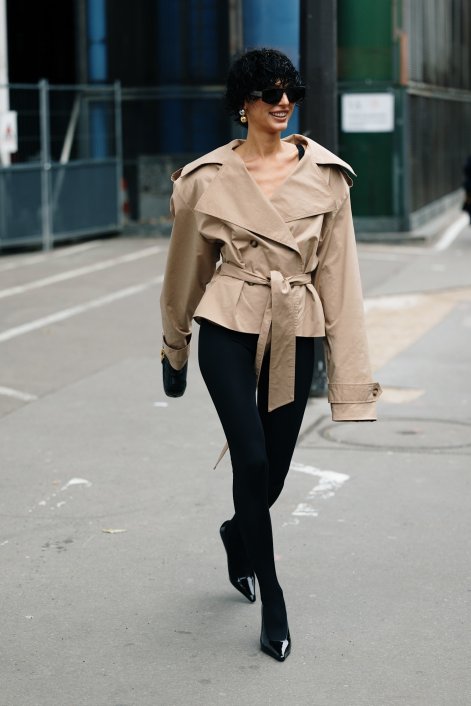 modne-trencze-wiosna-lato-2026-stylizacje-street-style-Paris str S26 2408