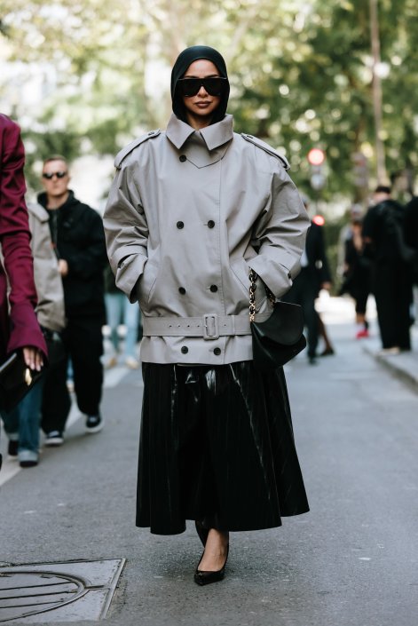 modne-trencze-wiosna-lato-2026-stylizacje-street-style-Paris str S26 1026