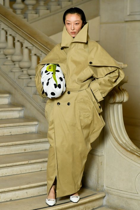 modne-trencze-wiosna-lato-2026-trendy-pokazy-mody-Maitrepierre PO S26 006