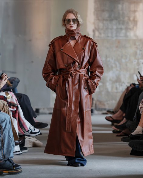 modne-trencze-wiosna-lato-2026-trendy-pokazy-mody-Studio Constance PO S26 004