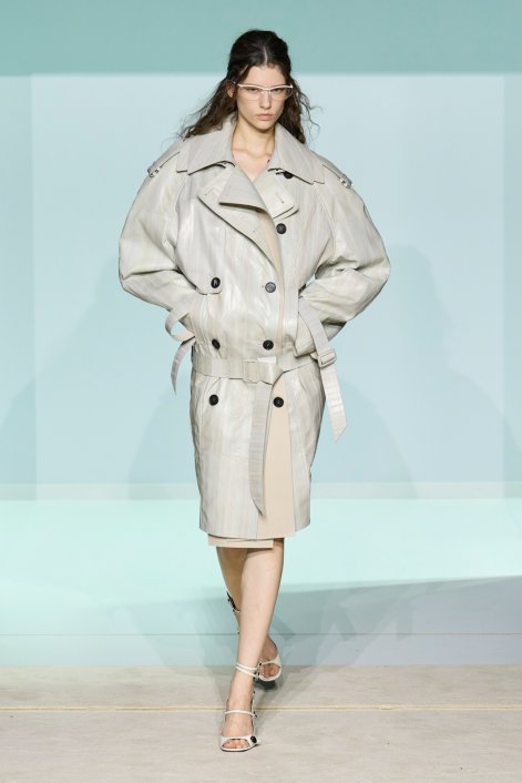 modne-trencze-wiosna-lato-2026-trendy-pokazy-mody-Attico S26 019 (1)