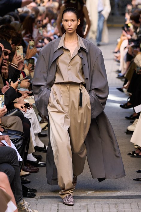 modne-trencze-wiosna-lato-2026-trendy-pokazy-mody-Calcaterra S26 001