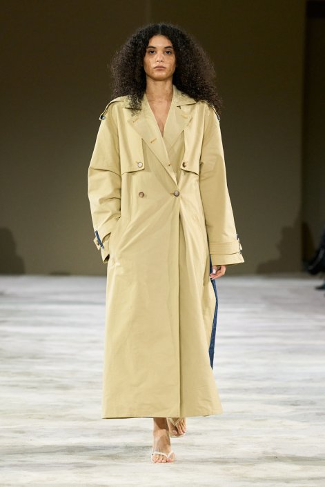 modne-trencze-wiosna-lato-2026-trendy-pokazy-mody-Kseniaschnaider BU S26 031