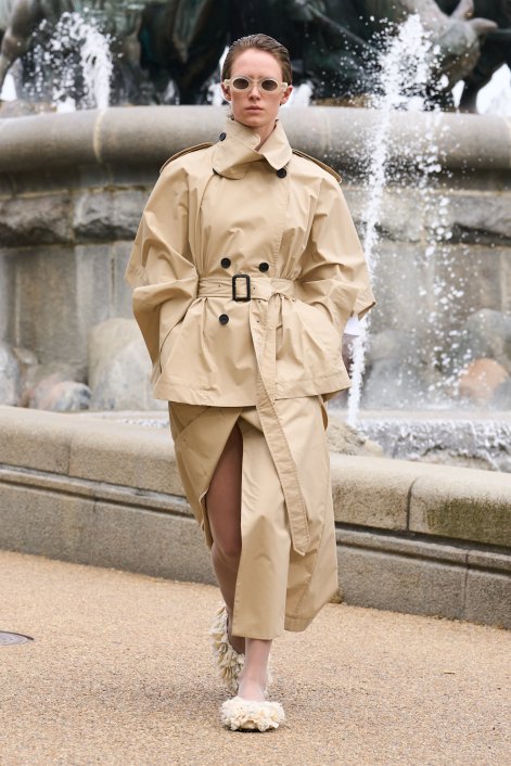 modne-trencze-wiosna-lato-2026-trendy-pokazy-mody-MKDT S26 019