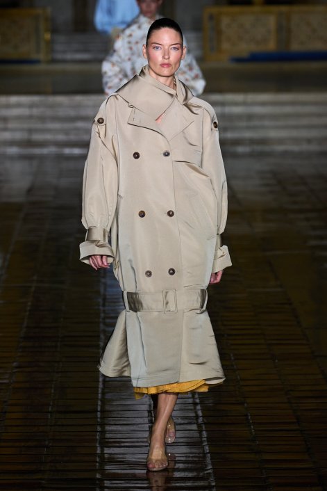 modne-trencze-wiosna-lato-2026-trendy-pokazy-mody-Prabal Gurung S26 007