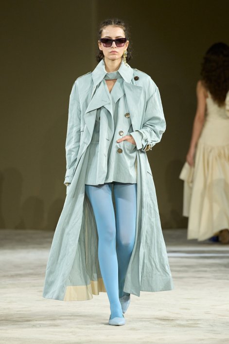 modne-trencze-wiosna-lato-2026-trendy-pokazy-mody-Romeo Gigli S26 033