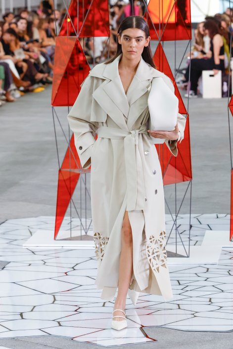 modne-trencze-wiosna-lato-2026-trendy-pokazy-mody-Simorra S26 015