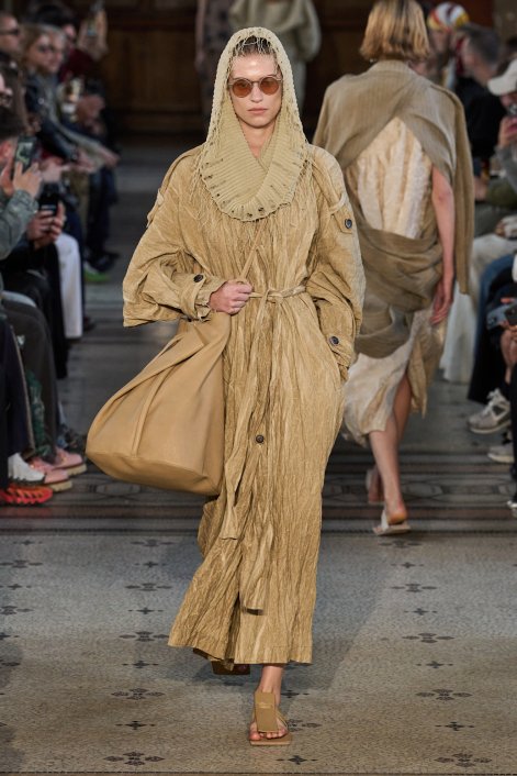 modne-trencze-wiosna-lato-2026-trendy-pokazy-mody-Uma Wang S26 009