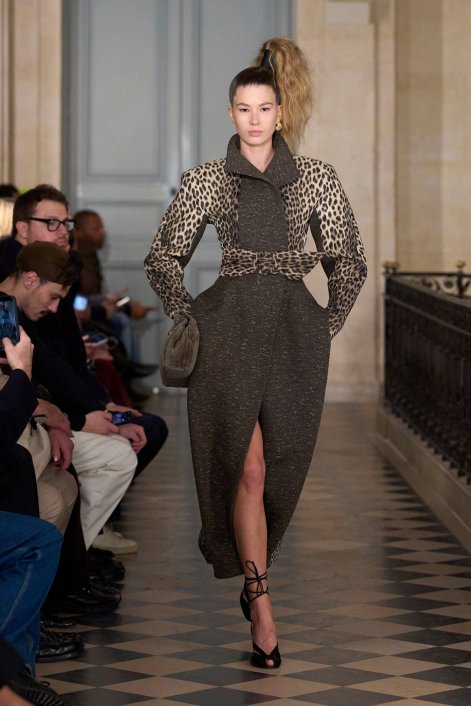 wysoki kucyk sleek high ponytali na pokazie Jacquemus 