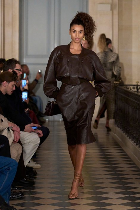 wysoki kucyk sleek high ponytali na pokazie Jacquemus 2