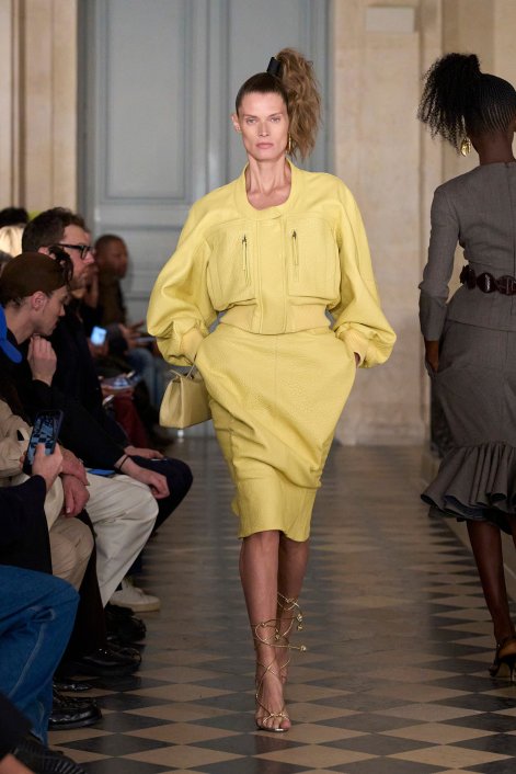 wysoki kucyk sleek high ponytali na pokazie Jacquemus 3